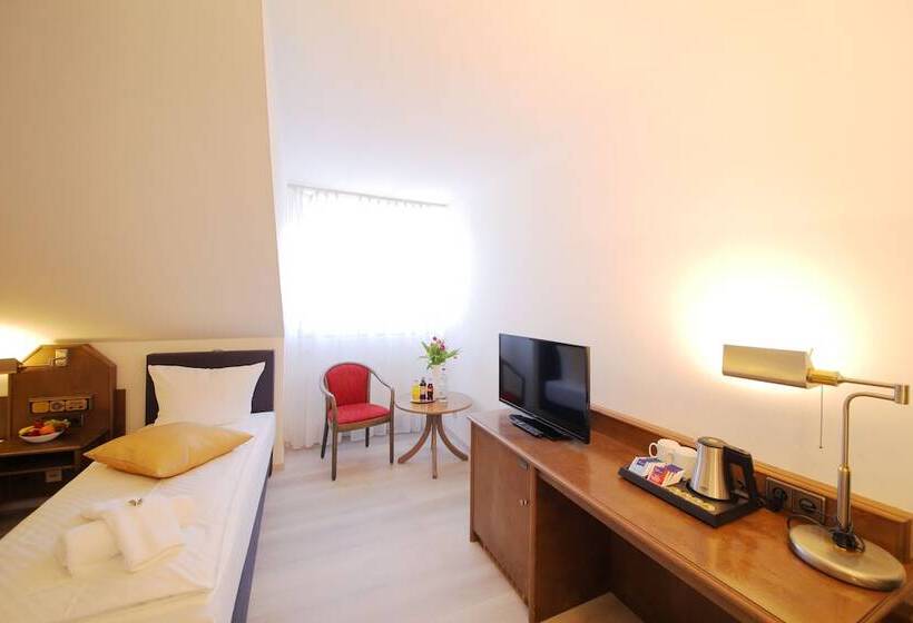 غرفة قياسية ثلاثية, Kick