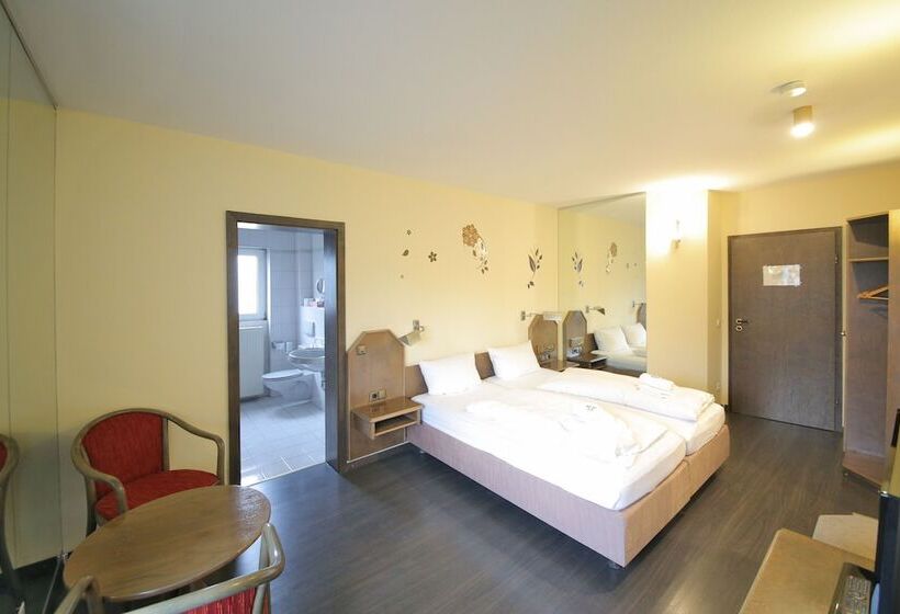 غرفة قياسية ثلاثية, Kick