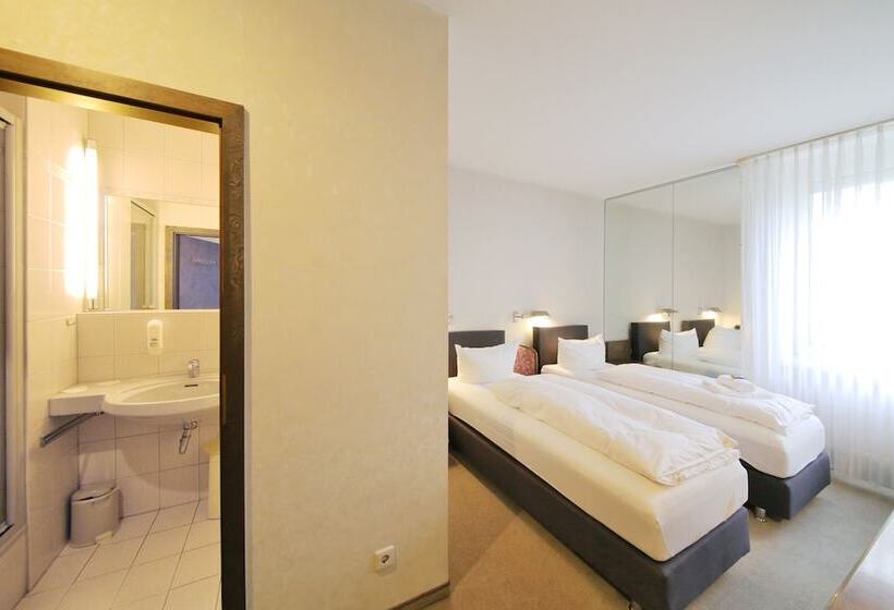 غرفة قياسية ثلاثية, Kick