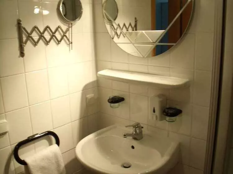 اتاق استاندارد سه نفره, Landhotel Zum Niestetal