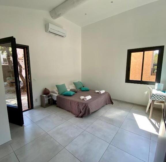 استودیوی استاندارد, Résidence Marina Di Santa Giulia