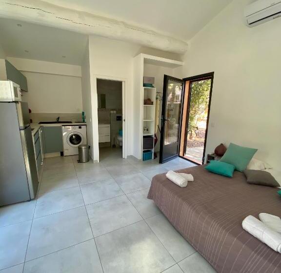 استودیوی استاندارد, Résidence Marina Di Santa Giulia