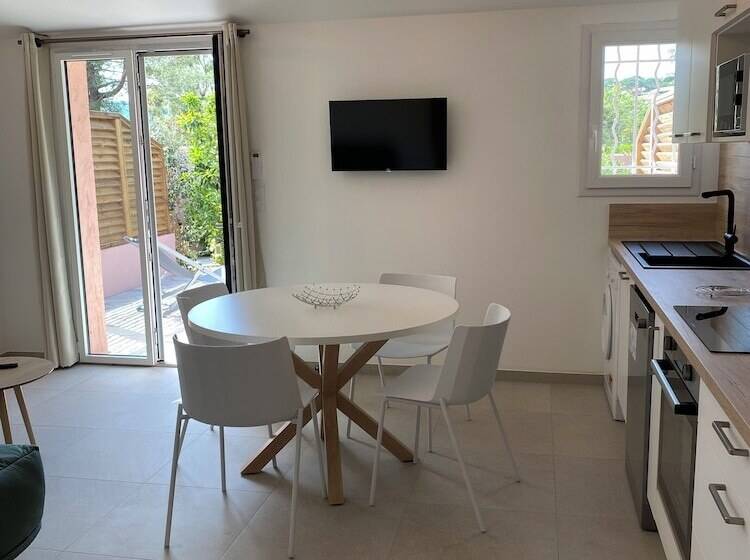 استودیوی استاندارد, Résidence Marina Di Santa Giulia