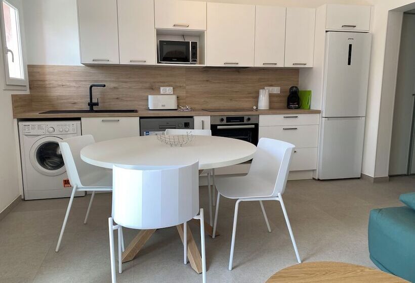 استودیوی استاندارد, Résidence Marina Di Santa Giulia