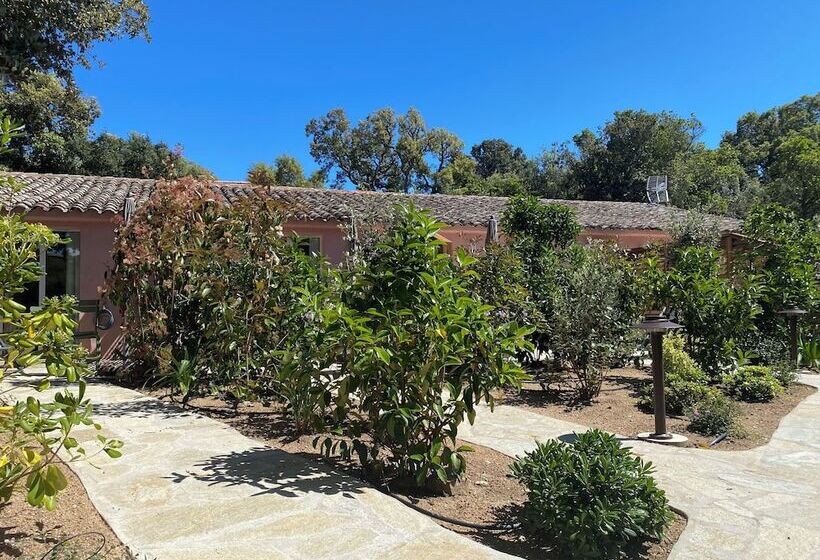 استودیوی استاندارد, Résidence Marina Di Santa Giulia