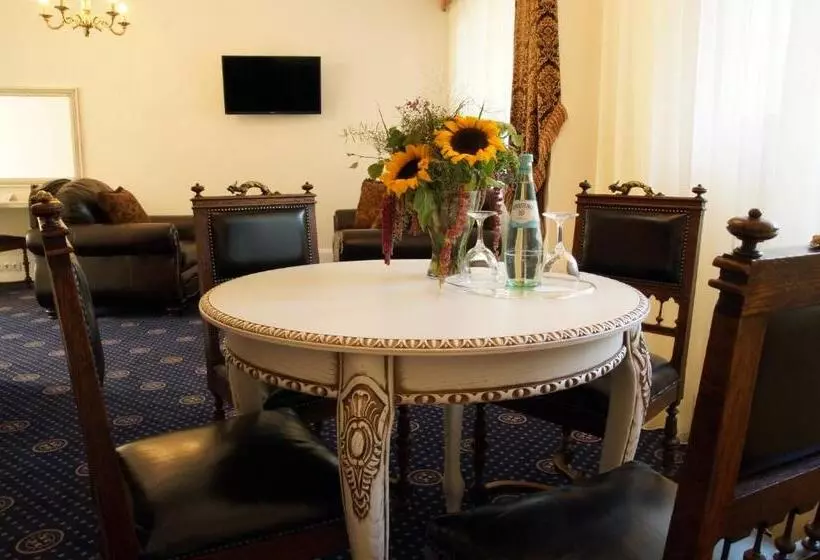 سوئیت رویال, Schloss Hotel Wolfsbrunnen
