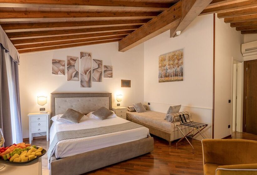 标准三人间, Villa Cariola