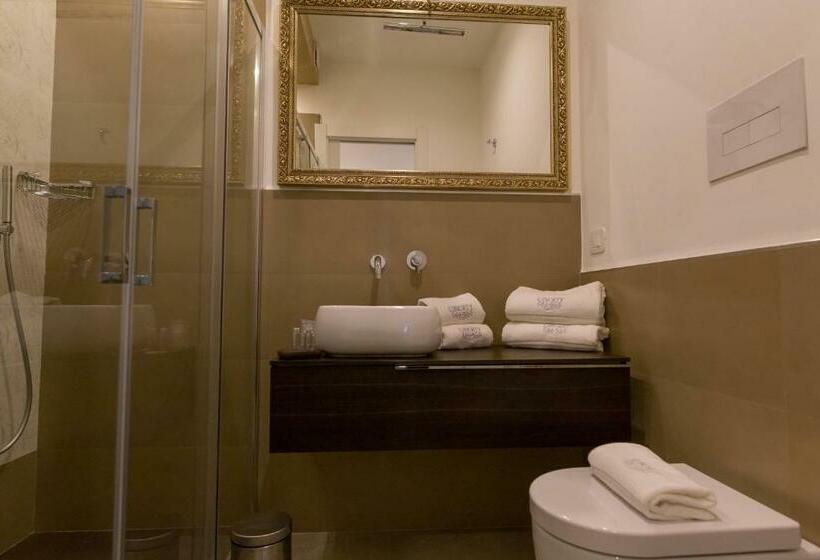 디럭스 스위트, Liberty Palace