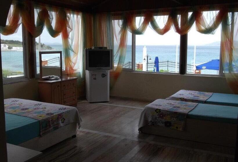 اتاق استاندارد چهار تخته با چشم‌انداز دریا, Yona Motel