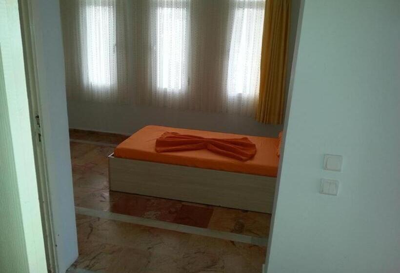 اتاق استاندارد چهار تخته با چشم‌انداز دریا, Yona Motel