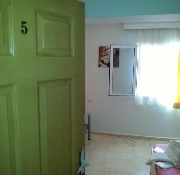 اتاق ساده سه‌ نفره, Yona Motel