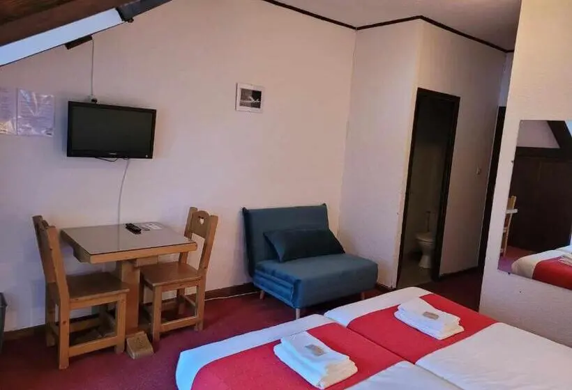 庭の見えるスタンダードトリプルルーム, Hôtel Castillan