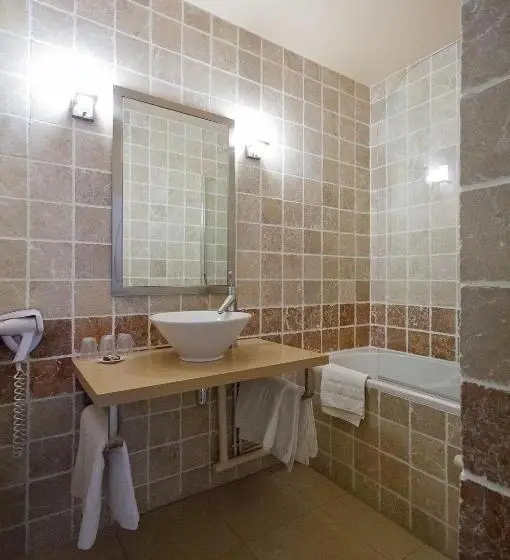 اتاق استاندارد سه نفره, Hôtel Restaurant La Mandia