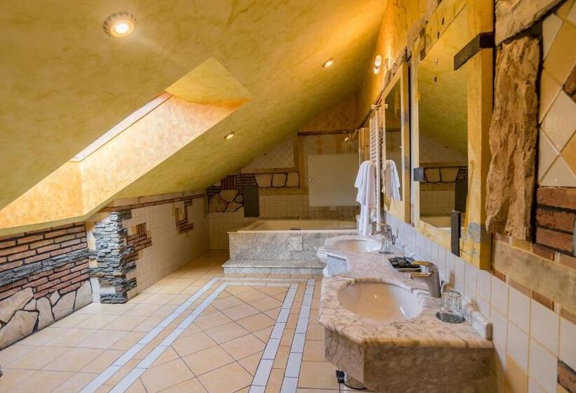 高级三人间, Spa Villa Pasiega