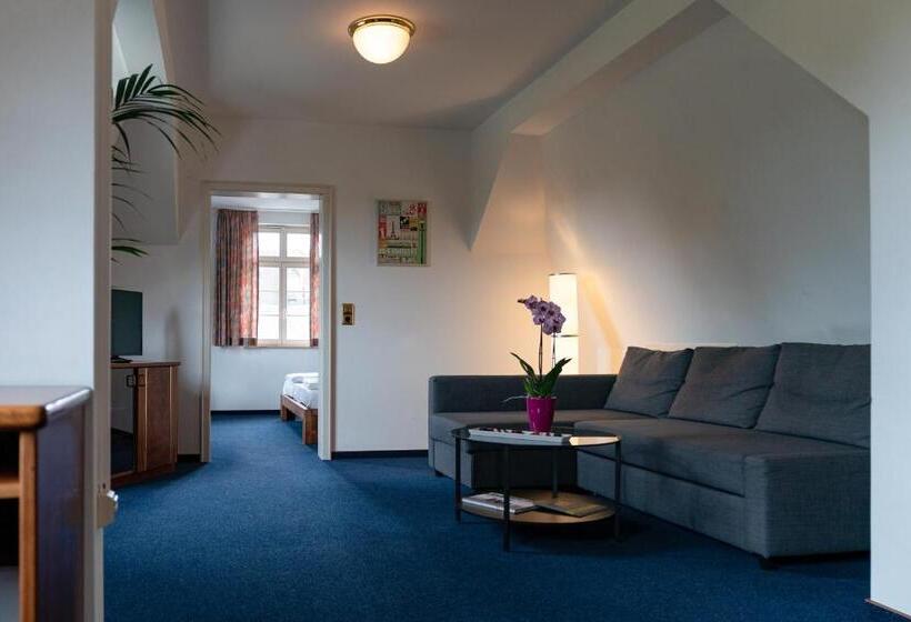 جناح, Nassauer Hof