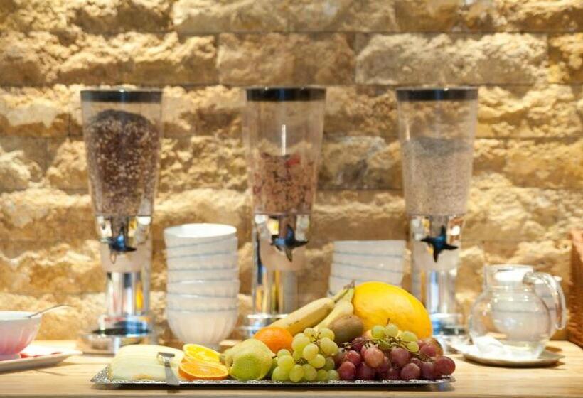 Camera Standard Individuale, The Medusa