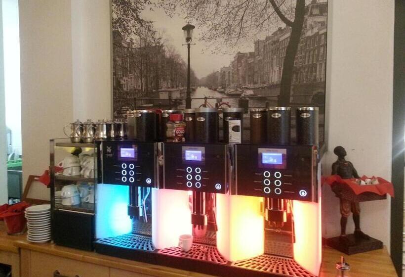 Camera Tripla Standard, The Medusa