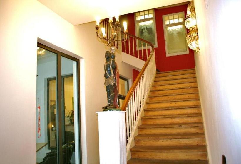 Camera Tripla Standard, The Medusa