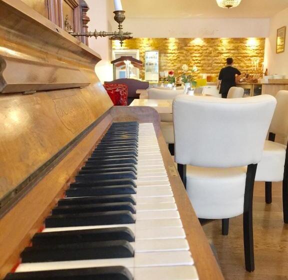 Camera Standard, The Medusa