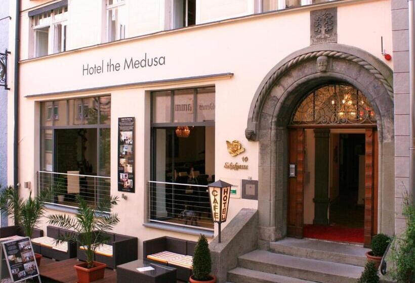 Camera Standard Individuale, The Medusa