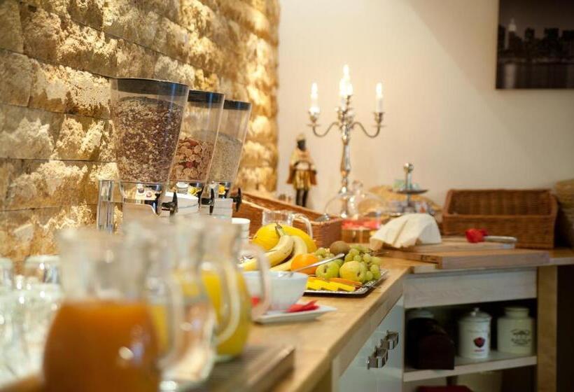 Camera Standard Individuale, The Medusa