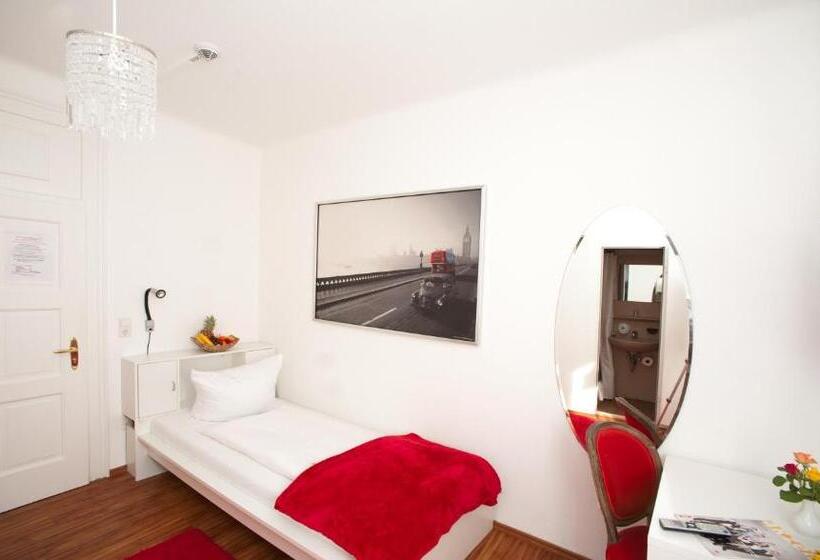 Camera Standard Individuale, The Medusa