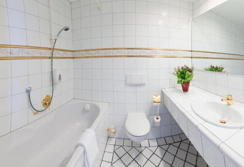 Camera Tripla Standard, The Medusa