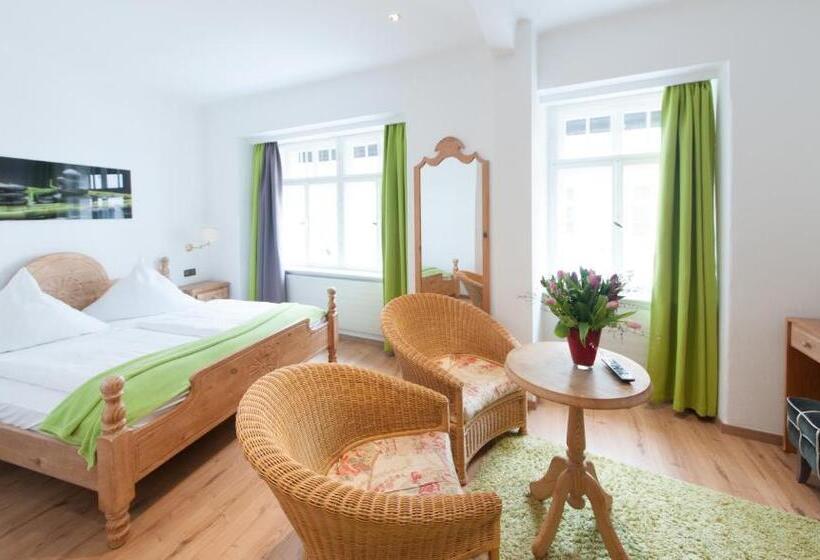 Camera Tripla Standard, The Medusa