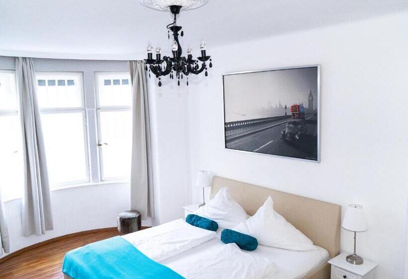 Camera Standard, The Medusa