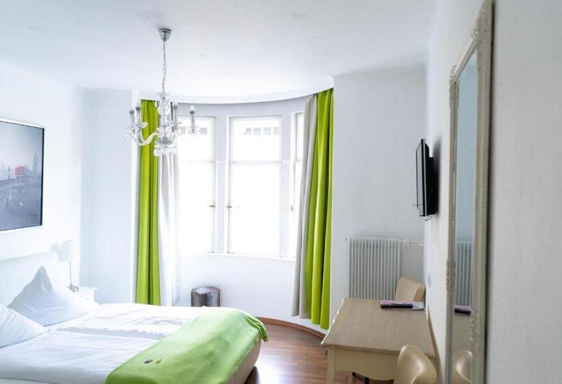 Camera Standard, The Medusa