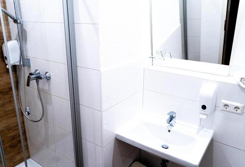 Camera Standard, The Medusa