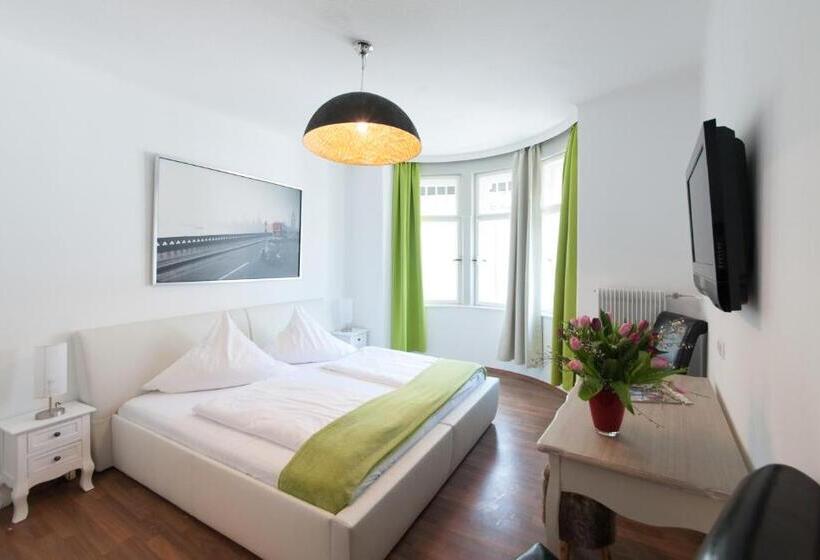 Camera Standard, The Medusa