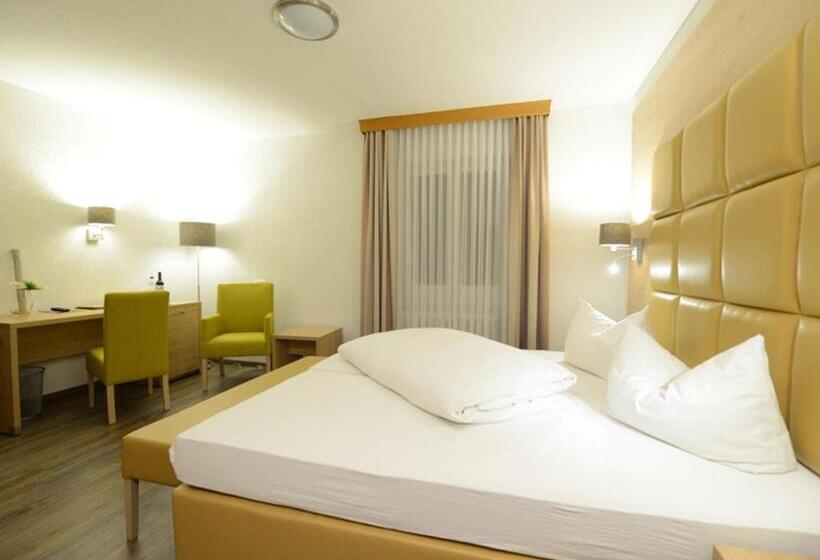 Номер Стандарт Трехместный, Land Gut Hotel Zum Löwen Garni
