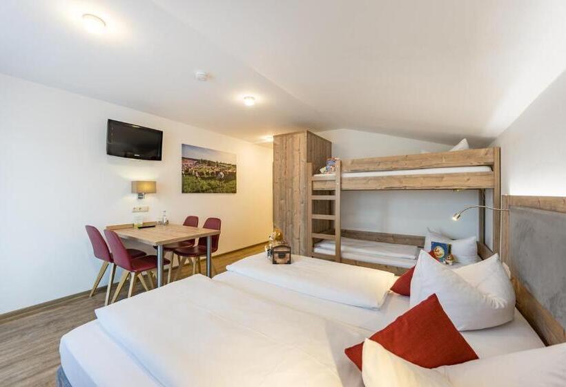 غرفة عائلية مطلّة علي الجبل, Familienhotel Löwen