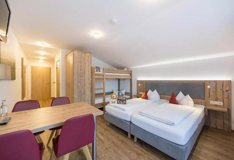 اتاق خانوادگی با چشم‌انداز کوه, Familienhotel Löwen