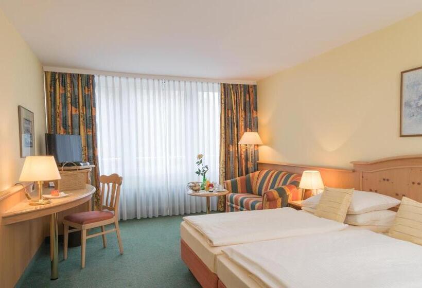 スタンダードトリプルルーム, Holl