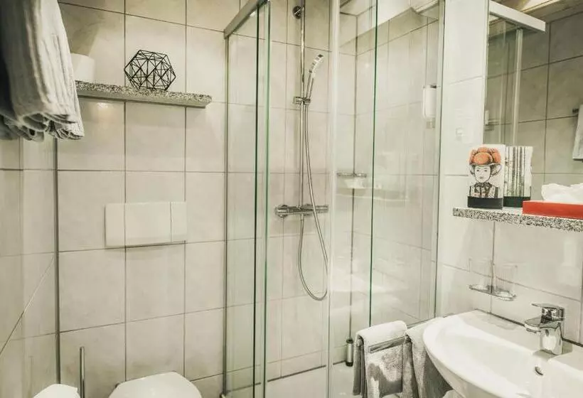 Comfort Yhden Hengen Huone, Koch