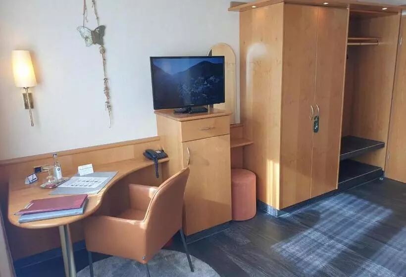 Comfort Yhden Hengen Huone, Koch