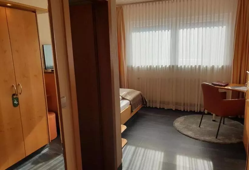Comfort Yhden Hengen Huone, Koch
