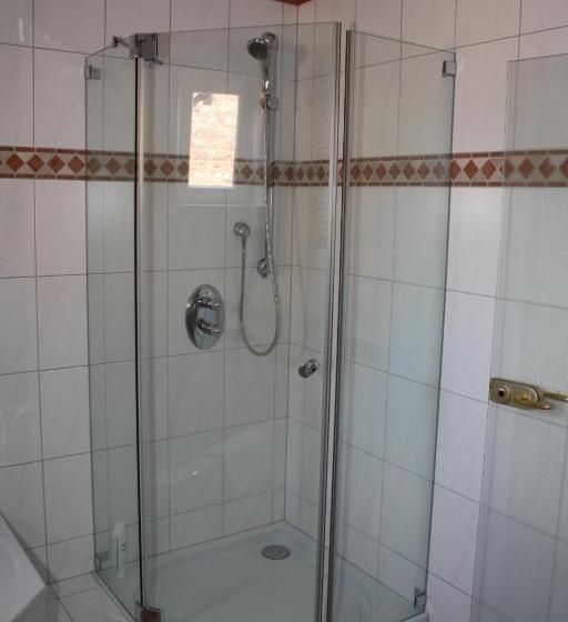 جناح, & Restaurant Zum Ochsen  Ox Distillery