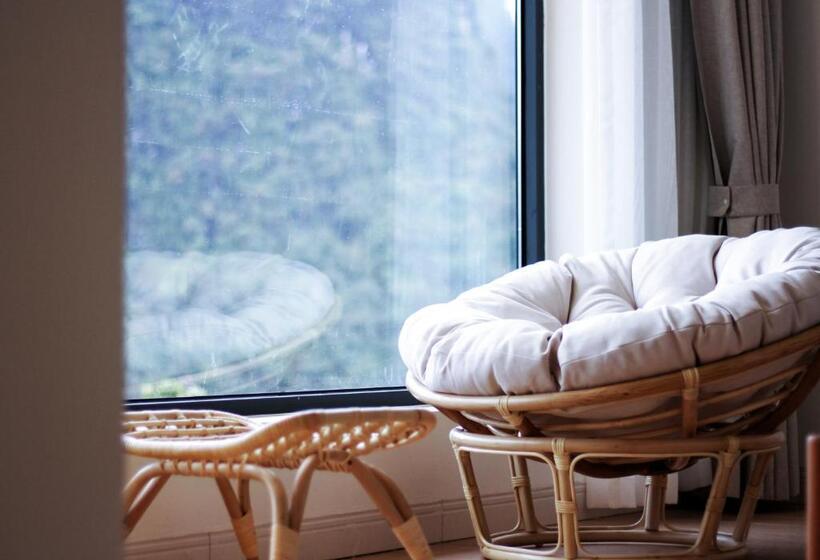 스탠다드 발코니 룸, Riverside Retreat