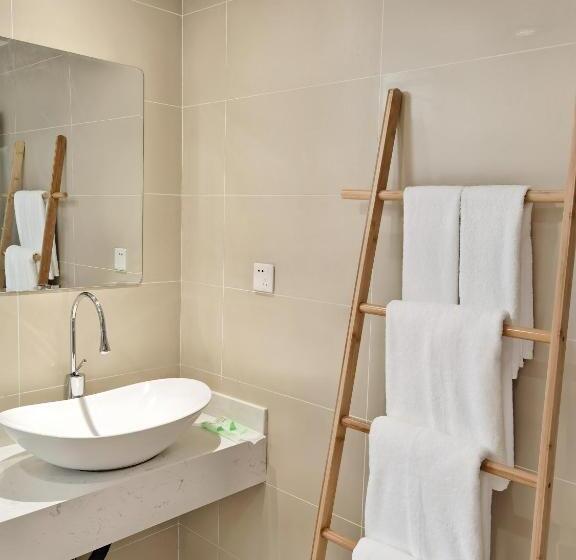 스탠다드 발코니 룸, Riverside Retreat