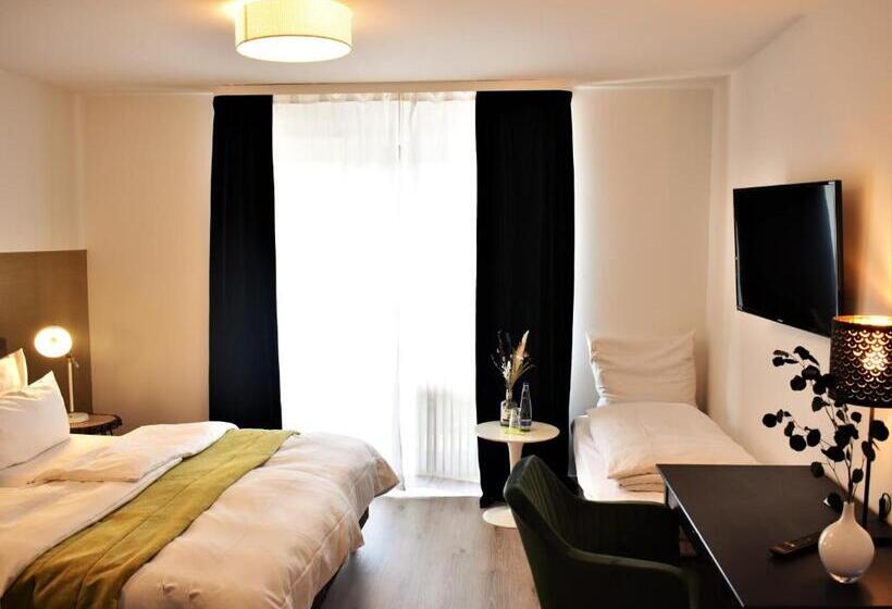 Трехместный Номер Стандарт с Балконом, Zum See Garni