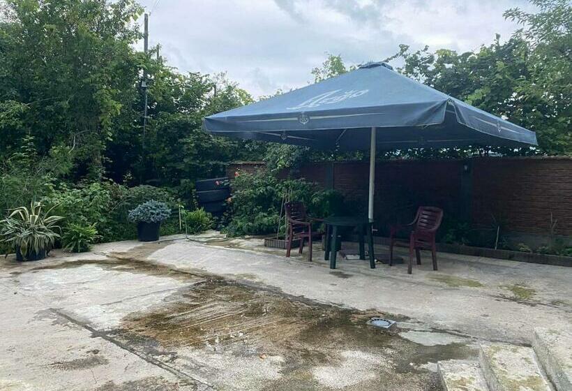 اتاق استاندارد با چشم‌انداز باغ, Sanny Kobuleti