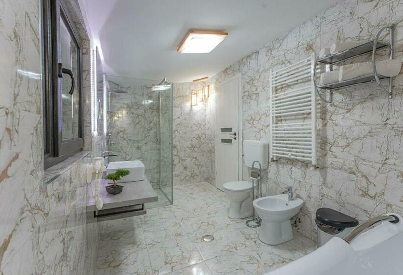 家庭套房, Iris Predeal