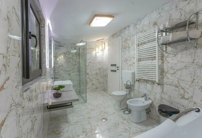 سوییت خانوادگی, Iris Predeal