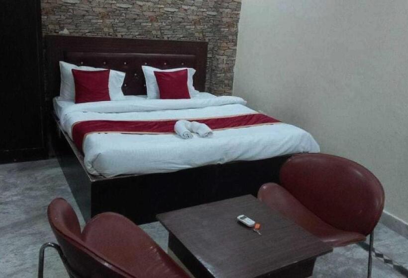 Triple Classic Room, O Flagship