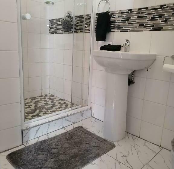 דירת חדר נוף לגינה, 33 On Smuts Selborne