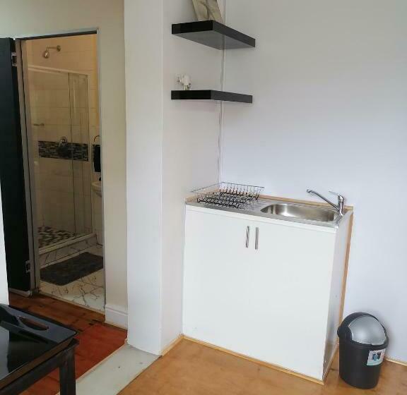 דירת חדר נוף לגינה, 33 On Smuts Selborne