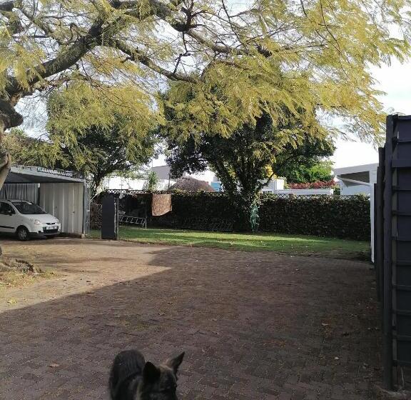 דירת חדר בקומת קרקע, 33 On Smuts Selborne